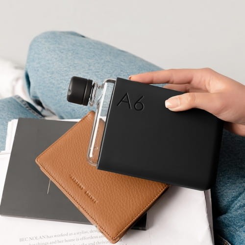 Wykonana z wytrzymałego plastiku Tritan, Memobottle zapewnia przejrzystość przypominającą szkło, a jednocześnie jest lekka oraz dzięki silikonowemu rękawowi ochronnemu jest odporna na stłuczenia i zarysowania.