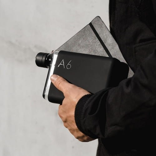 Dzięki swojemu kształtowi zainspirowany kształtem papieru wpasuje się razem z laptopem czy książkami w Twojej torbie nadając się idealnie do pracy, podróży lub wypoczynku.