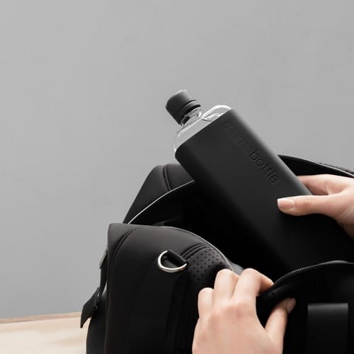 zięki swojemu kształtowi zainspirowany kształtem papieru wpasuje się razem z laptopem czy książkami w Twojej torbie nadając się idealnie do pracy, podróży lub wypoczynku.