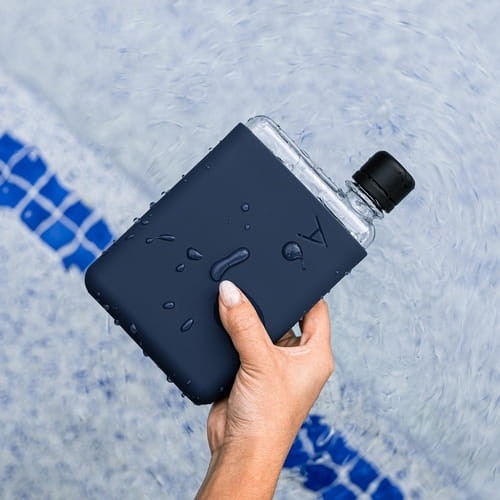 Wykonana z wytrzymałego plastiku Tritan, Memobottle zapewnia przejrzystość przypominającą szkło, a jednocześnie jest lekka oraz dzięki silikonowemu rękawowi ochronnemu jest odporna na stłuczenia i zarysowania.