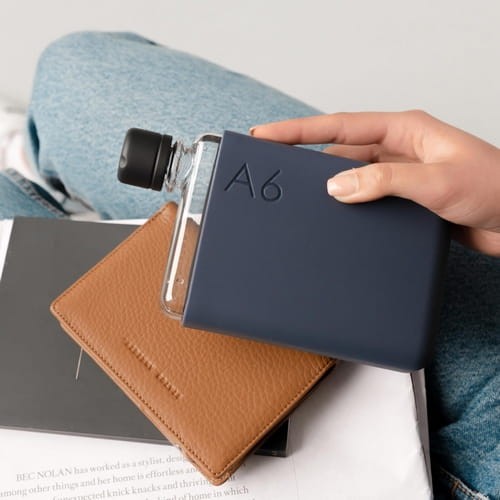 Dzięki swojemu kształtowi zainspirowany kształtem papieru wpasuje się razem z laptopem czy książkami w Twojej torbie nadając się idealnie do pracy, podróży lub wypoczynku.