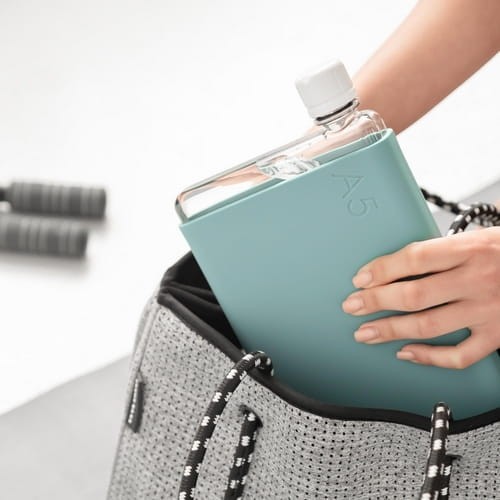 Dzięki swojemu kształtowi zainspirowany kształtem papieru wpasuje się razem z laptopem czy książkami w Twojej torbie nadając się idealnie do pracy, podróży lub wypoczynku.