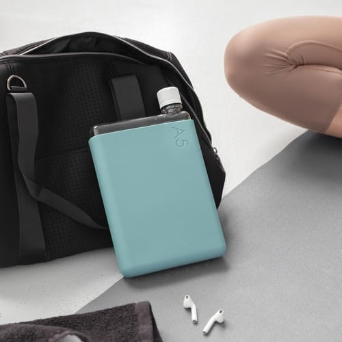 Pożegnaj się z butelkami jednorazowego użytku i noś wodę bez wysiłku w plecakach, torebkach, a nawet tylnych kieszeniach.