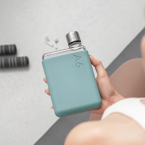 Pożegnaj się z butelkami jednorazowego użytku i noś wodę bez wysiłku w plecakach, torebkach, a nawet tylnych kieszeniach.