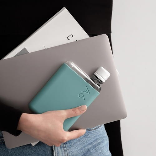 zięki swojemu kształtowi zainspirowany kształtem papieru wpasuje się razem z laptopem czy książkami w Twojej torbie nadając się idealnie do pracy, podróży lub wypoczynku.