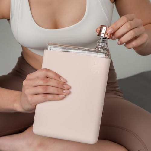 Dzięki swojemu kształtowi zainspirowany kształtem papieru wpasuje się razem z laptopem czy książkami w Twojej torbie nadając się idealnie do pracy, podróży lub wypoczynku.