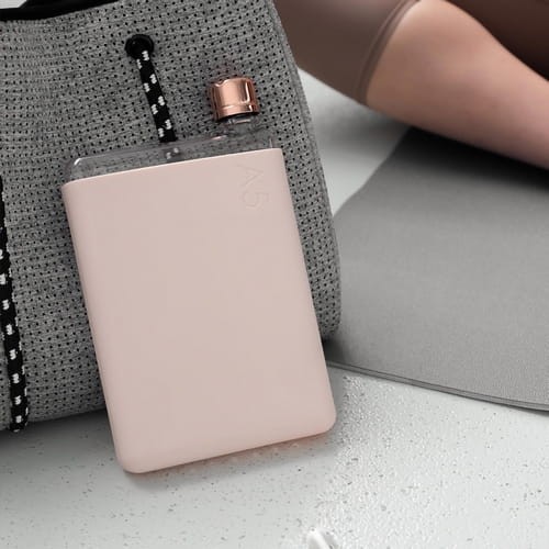 Pożegnaj się z butelkami jednorazowego użytku i noś wodę bez wysiłku w plecakach, torebkach, a nawet tylnych kieszeniach.