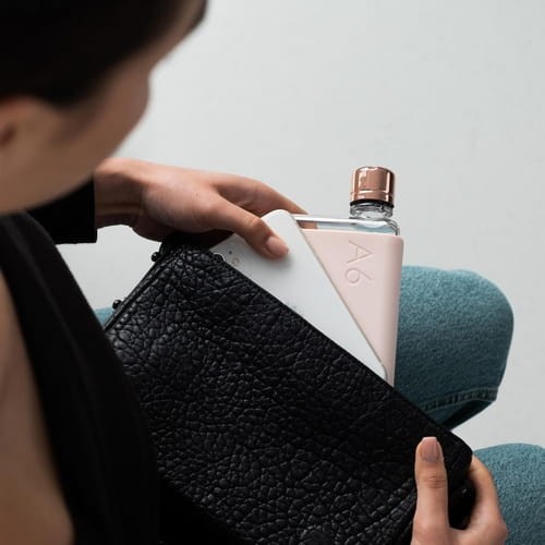 Dzięki swojemu kształtowi zainspirowany kształtem papieru wpasuje się razem z laptopem czy książkami w Twojej torbie nadając się idealnie do pracy, podróży lub wypoczynku.