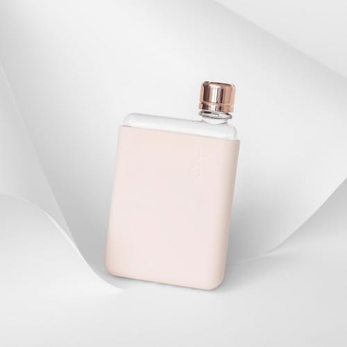 Wykonana z wytrzymałego plastiku Tritan, Memobottle zapewnia przejrzystość przypominającą szkło, a jednocześnie jest lekka oraz dzięki silikonowemu rękawowi ochronnemu jest odporna na stłuczenia i zarysowania.