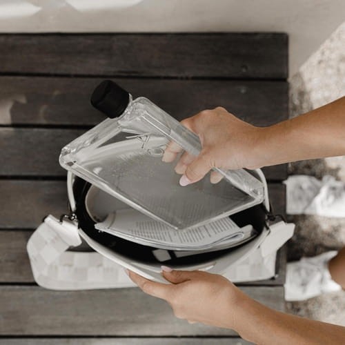 Dzięki swojemu kształtowi zainspirowany kształtem papieru wpasuje się razem z laptopem czy książkami w Twojej torbie nadając się idealnie do pracy, podróży lub wypoczynku.