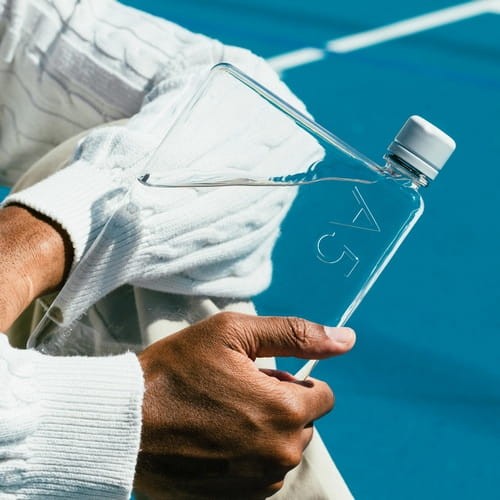 Pożegnaj się z butelkami jednorazowego użytku i noś wodę bez wysiłku w plecakach, torebkach, a nawet tylnych kieszeniach.