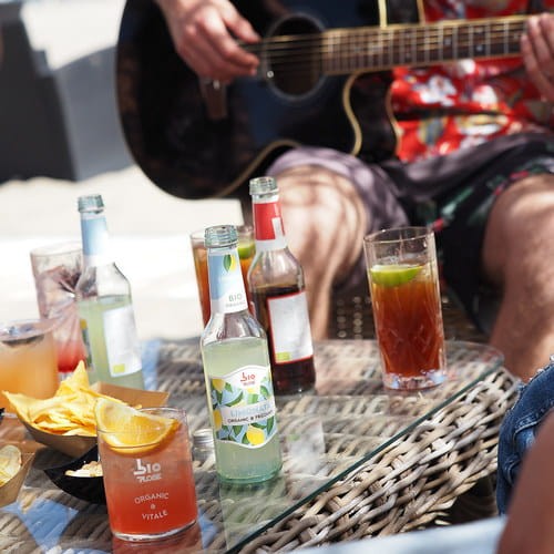 Już pierwszy łyk BioPlose Ginger ujawnia cytrusowe nuty, wyrazisty akcent imbiru oraz aromaty starannie dobranych ziół, które nadają mu niepowtarzalny charakter.