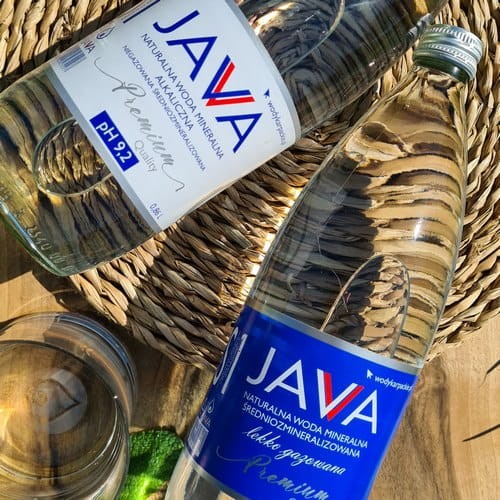 Naturalnie alkaliczna woda Java 860 ml w szklanej butelce