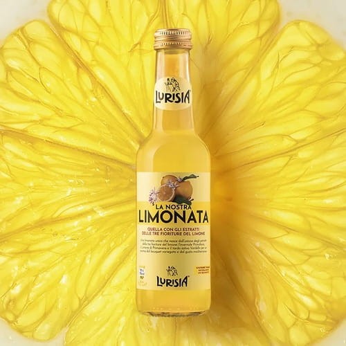Lurisia Limonata to napój bezalkoholowy produkowany z trzech różnych włoskich kwiatów cytryny (Limoni Primofiore, Limone di Primavera i Verdello), zbieranych w trzech różnych porach roku, które nadają intensywny i różnorodny aromat.