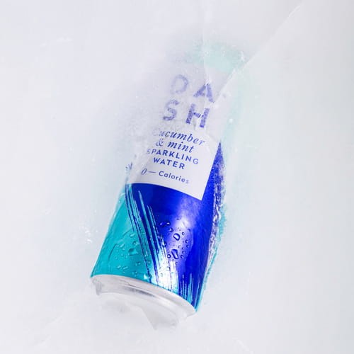 Nie ma nic bardziej orzeźwiającego niż zimna puszka wody gazowanej o smaku ogórka z miętą.