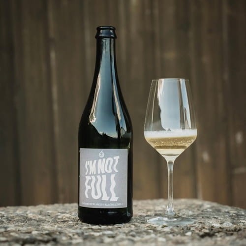 I Am Not Full Blanc de Blancs to bezalkoholowe wino musujące, które zachwyca sommelierów doskonałą równowagą kwasowości, owocowym aromatem i długotrwałymi bąbelkami.