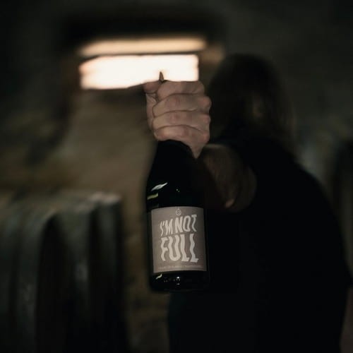 Podstawą cuvée jest Müller-Thurgau – szczep ceniony za delikatne niuanse kwiatowo-owocowe oraz łagodną strukturę, które w połączeniu z dojrzewaniem na osadzie drożdżowym nadają winu głębi i złożoności.