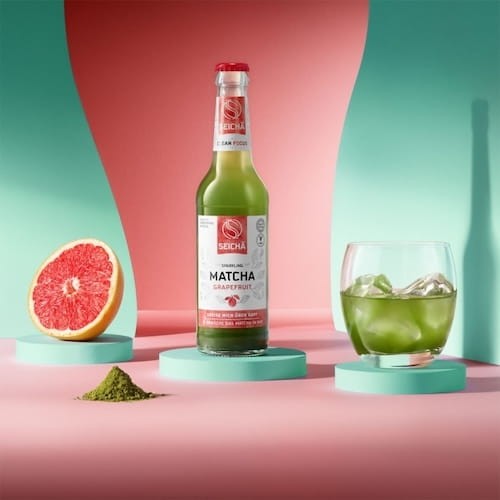 Każda butelka zawiera 1,3 g matchy, co zapewnia klarowny i pobudzający smak. Napój jest w 100% roślinny i nie zawiera sztucznych aromatów, oferując czysty smak najwyższej jakości składników.