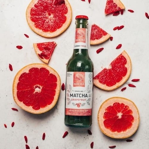 Seicha Matcha Grejpfrut to harmonijne połączenie wyselekcjonowanej japońskiej herbaty matcha z orzeźwiającym smakiem dojrzałego grejpfruta.