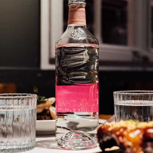 Naturalna woda mineralna Sant Aniol pochodzi ze strefy wulkanicznej w Garrotxa w Katalonii na wschodnim brzegu Hiszpanii.