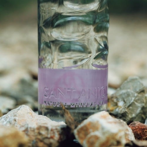 Woda Sant Aniol ma zrównoważony skład mineralny. Połączenie jej pierwiastków pomaga oczyścić nasze ciała.