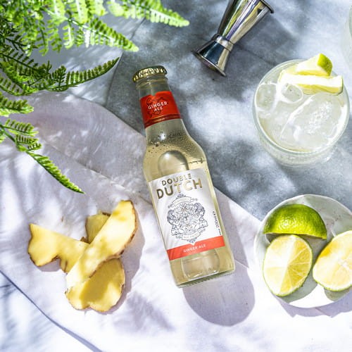 Dzięki swojej wyjątkowej recepturze, Ginger Ale od Double Dutch zachwyca zarówno smakoszy klasyki, jak i poszukiwaczy nowych doznań.