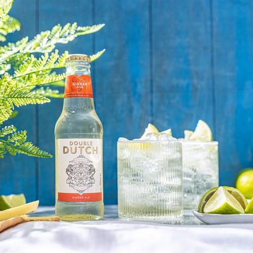 Double Dutch Ginger Ale to elegancki i wyrafinowany napój, który łączy rześkość naturalnego imbiru z łagodną słodyczą i nutami pomarańczy oraz kardamonu.