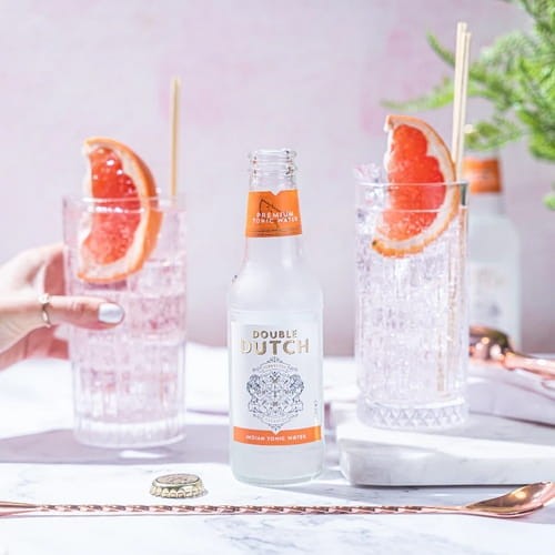 Ten tonik nie tylko świetnie komponuje się w koktajlach, ale także smakuje doskonale serwowany solo z lodem i plastrem cytryny.