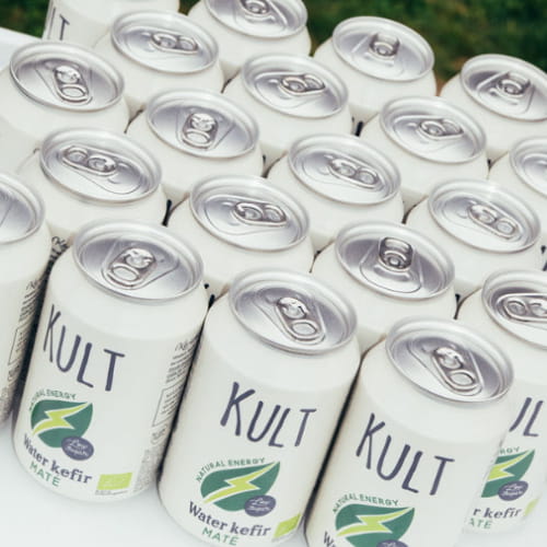 KULT Kefir Mate to musujący napój probiotyczny inspirowany południowoamerykańską tradycją yerba maté – rośliny cenionej za naturalne właściwości pobudzające.