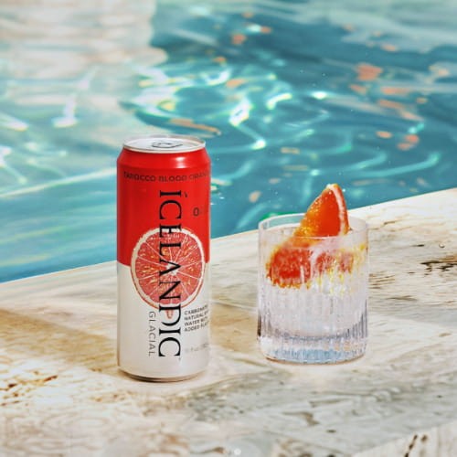 Do gazowanej Icelandic Glacial, która jest naturalną wodą źródlaną z Islandii, słynącą ze swojej wysokiej jakości i wyjątkowej czystości, dodano naturalny aromat sycylijskich pomarańczy Tarocco.