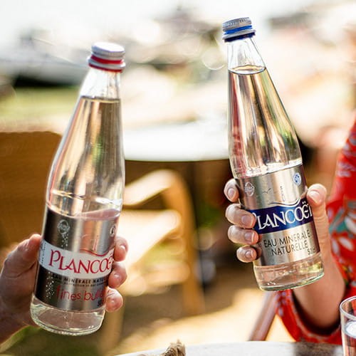 W przypadku Plancoët, terroir jest czyste, zbalansowane i lekko mineralne. To bezpośredni efekt podróży, jaką każda kropla odbywa przez serce bretońskiej ziemi.