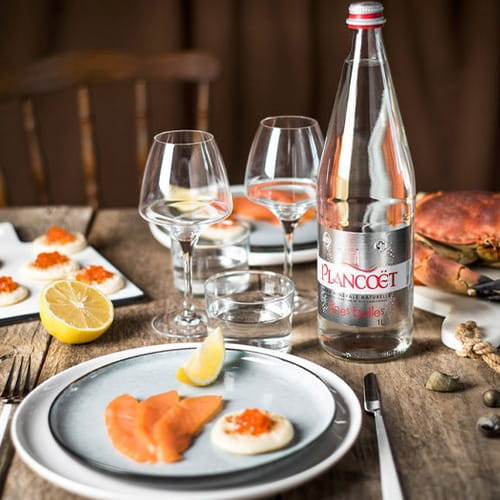 W naszej opinii, Plancoët jest wodą o bardzo uniwersalnym charakterze. Jej subtelny smak nie dominuje nad potrawami, lecz skutecznie oczyszcza podniebienie, pozwalając w pełni docenić niuanse serwowanych dań.