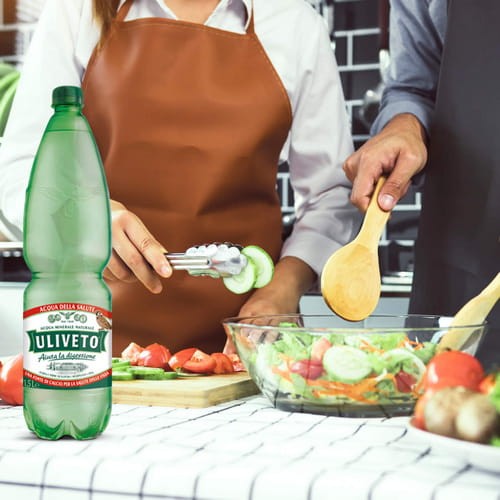 Doskonale komponuje się z bogatą kuchnią toskańską: pizzą, pastami w gęstych sosach, grillowanym mięsem i twardymi serami. Dla nas Uliveto to coś więcej niż napój – to część włoskiego rytuału, symbol gościnności i celebracji posiłku.