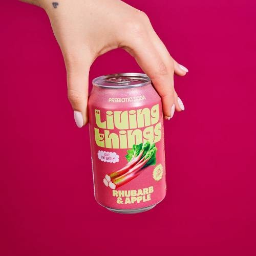 Poczuj naturalną świeżość zamkniętą w butelce! Ta musująca soda łączy wyrazisty smak rabarbaru i jabłka z aktywnym wsparciem dla Twojego układu trawiennego.