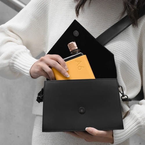 Dzięki swojemu kształtowi zainspirowany kształtem papieru wpasuje się razem z laptopem czy książkami w Twojej torbie nadając się idealnie do pracy, podróży lub wypoczynku.