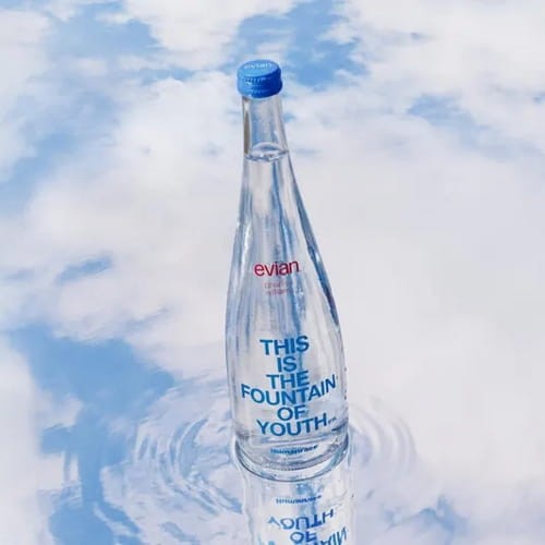 Marka Evian połączyła siły z Pharrellem Williamsem i jego brandem Humanrace, tworząc limitowaną edycję butelek sygnowanych hasłem „This is the Fountain of Youth”.