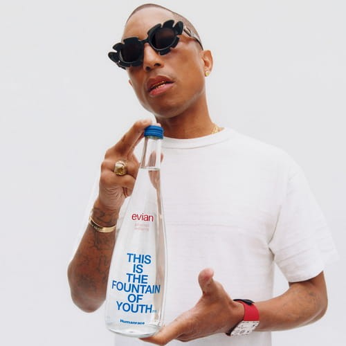 Limitowana edycja Evian x Pharrell Williams & Humanrace. Kolekcjonerska szklana butelka łączy świeżość wody Evian z filozofią wellness i designem Pharrella.