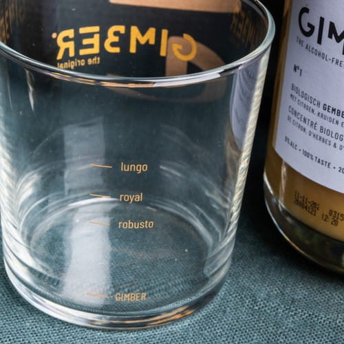 Gimber Gift Box łączy w sobie butelkę GIMBER The Original 500 ml oraz dwie designerskie szklanki z oznaczeniami porcji – od intensywnego shota „GIMBER”, przez „Robusto” i „Royal”, aż po lekkie „Lungo”.