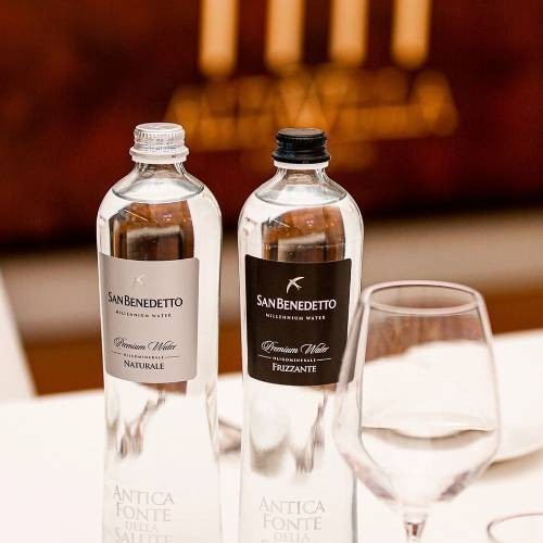 To woda o niezwykłej czystości, dojrzewająca przez tysiąclecia w naturalnych warstwach geologicznych regionu Wenecji Euganejskiej.