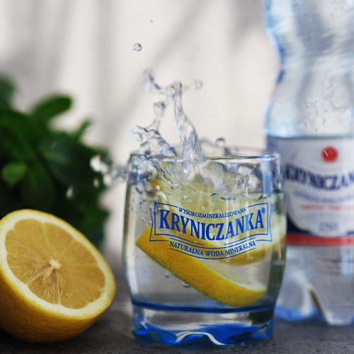Kryniczanka to naturalna woda mineralna z uzdrowiskowej Krynicy-Zdroju. Lekkogazowana, o wysokiej mineralizacji (TDS ok. 2200 mg/l), bogata w wapń, magnez i wodorowęglany.