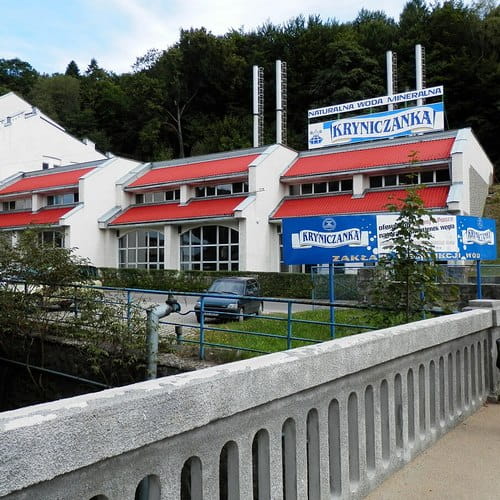 Kryniczanka to naturalna woda mineralna wydobywana w samym sercu polskich gór - z ujęcia „Zdrój Główny” w Krynica‑Zdrój, którego historia sięga roku 1793.
