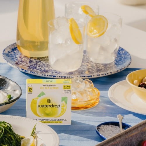 Dzięki witaminie C oraz niacynie Ice Tea Lemon nie tylko orzeźwia - wspiera nawodnienie organizmu w ciągu dnia, pomaga w prawidłowym funkcjonowaniu układu odpornościowego oraz wspiera metabolizm energetyczny.