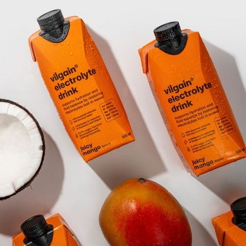 Vilgain Electrolyte Drink Soczyste Mango to gotowy do spożycia napój z elektrolitami, który wspiera prawidłowe nawodnienie i pomaga utrzymać równowagę jonową.