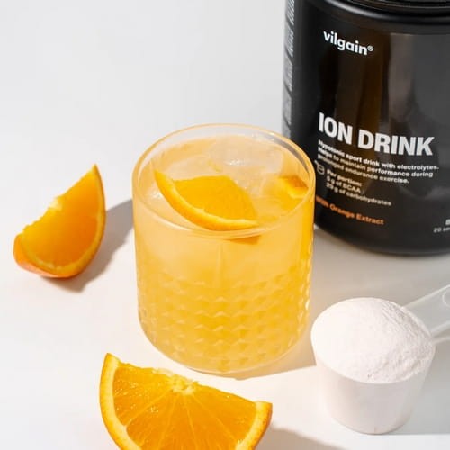 Dzięki dekstrozie i maltodekstrynie zapewnia stabilną energię, a niska osmolalność sprzyja szybkiemu wchłanianiu.