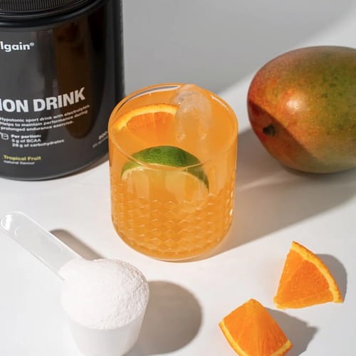 Vilgain Hipotonik Owoce Tropikalne to napój hipotoniczny wspierający nawodnienie, wydolność i uzupełnianie elektrolitów podczas długiej aktywności fizycznej.