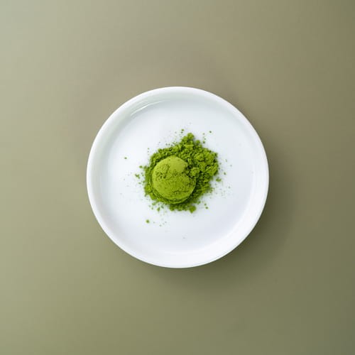 Let’s Blend Matcha Kajuaru Premium to wysokiej jakości matcha produkowana z młodych liści zielonej herbaty, przeznaczona do codziennego spożycia w czystej formie lub jako baza do napojów.