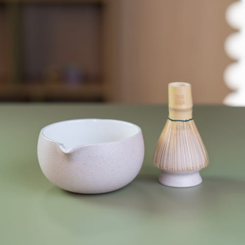 Wykonana z jednego kawałka bambusa, służy do dokładnego rozprowadzania proszku w wodzie oraz uzyskania jednolitej konsystencji napoju z delikatną pianą.