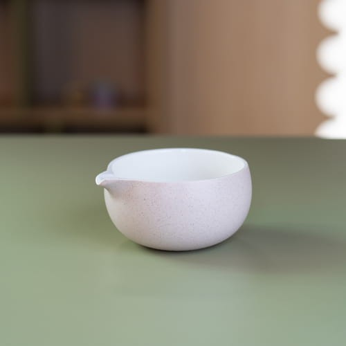 Ceramiczna czarka do matchy z dzióbkiem. Ułatwia przygotowanie i przelewanie napoju.