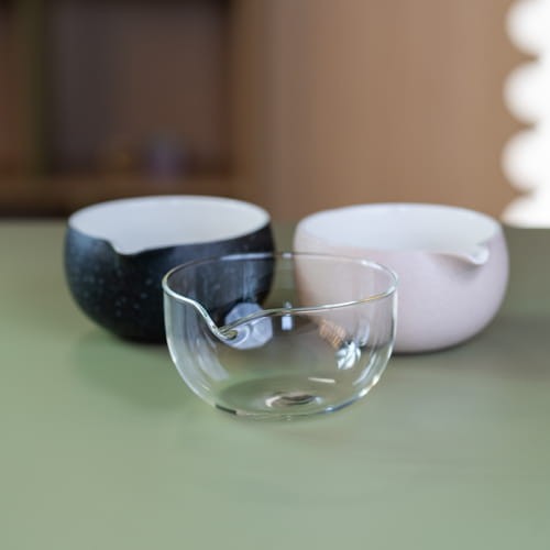 Do wyboru są trzy rodzaje czarek: honsiu ceramiczna biała, ceramiczna czarna oraz sikoku szklana.