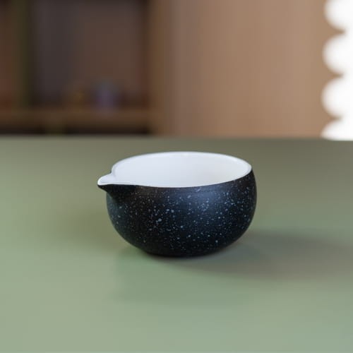 Ceramiczna czarka do matchy z dzióbkiem. Ułatwia przygotowanie i przelewanie napoju.